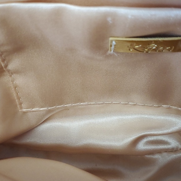 Clutche - Picture 6 of 7